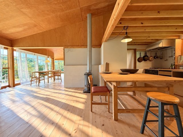 アトリエと薪ストーブのあるモデルルームのようなリノベ平屋の内装|明るい室内です