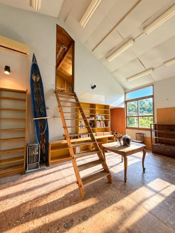 アトリエと薪ストーブのあるモデルルームのようなリノベ平屋の内装|屋根裏部屋もございます！