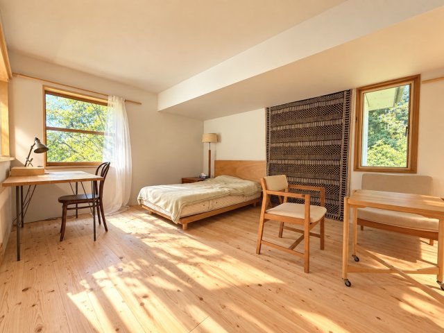 アトリエと薪ストーブのあるモデルルームのようなリノベ平屋の洋室|個人の部屋や寝室として使える洋室です