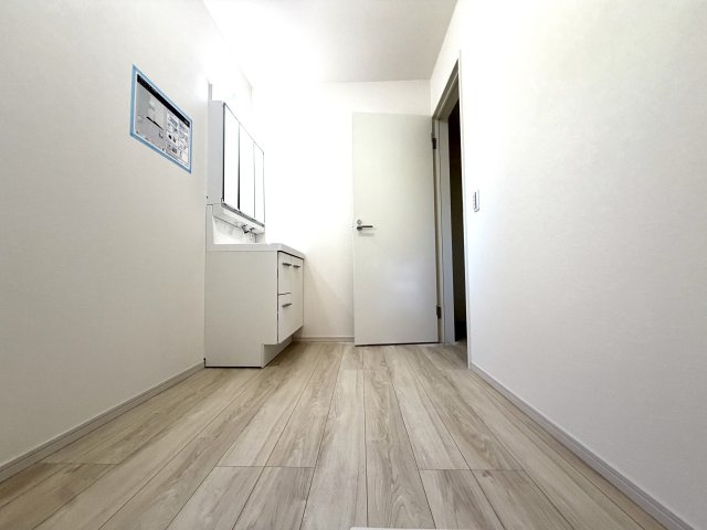 越谷市赤山町２期１号棟FIT-A新築戸建の脱衣所|室内物干しハンガーや可動棚を置けるゆとりある広さ。洗面・洗濯空間としての機能性が抜群です。
