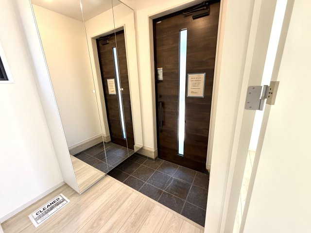 越谷市赤山町２期１号棟FIT-A新築戸建の玄関|自然光が差し込む明るい小窓付きの玄関。嫌な湿気やニオイも効率良く換気できます。