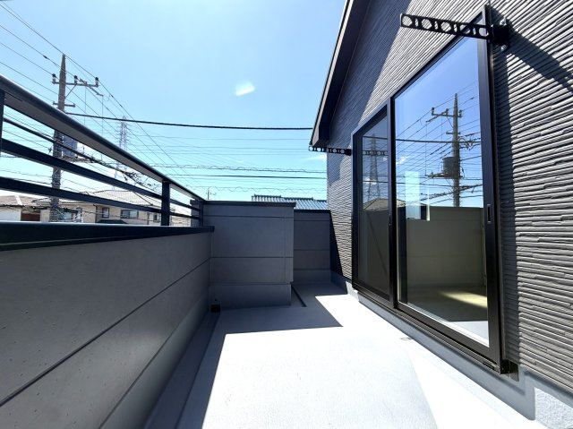 越谷市赤山町２期１号棟FIT-A新築戸建のバルコニー|ワイドスパン仕様で広々としたバルコニー。一度にたくさんの洗濯物や布団を干すことができます。