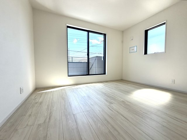 越谷市赤山町２期１号棟FIT-A新築戸建の洋室|木目の温もりが感じられるフローリング仕様。素足でも心地よく過ごせる快適な居室空間です。
