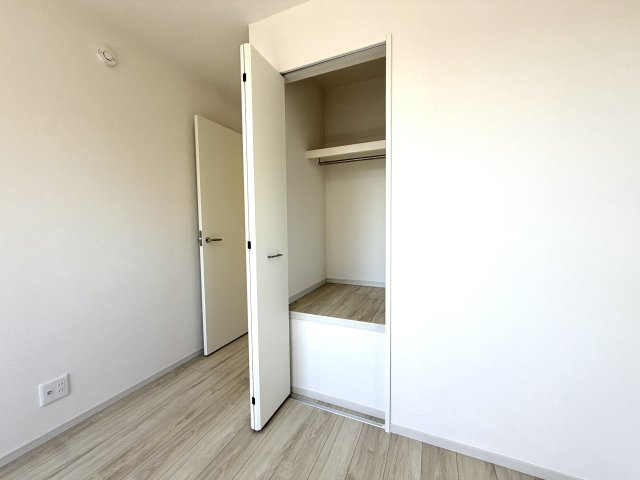 越谷市赤山町２期１号棟FIT-A新築戸建の収納|お部屋の生活感をスッキリ隠せるシンプルなクローゼット。居室部分を広く贅沢に使うことができます。