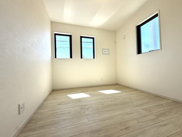 越谷市赤山町２期１号棟FIT-A新築戸建の洋室|主寝室としてゆったり使える十分な広さを確保。大型のベッドを置いても圧迫感なく寛げる空間です。