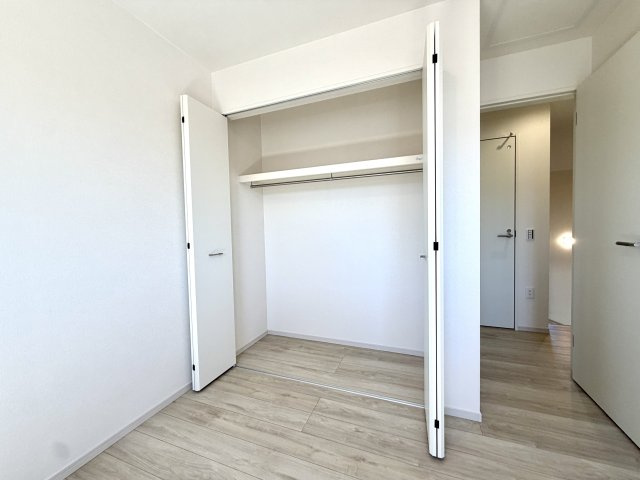 越谷市赤山町２期１号棟FIT-A新築戸建の収納|衣服の出し入れがスムーズに行える使い勝手の良い配置。毎朝の着替えや片付けが習慣化しやすい設計です。