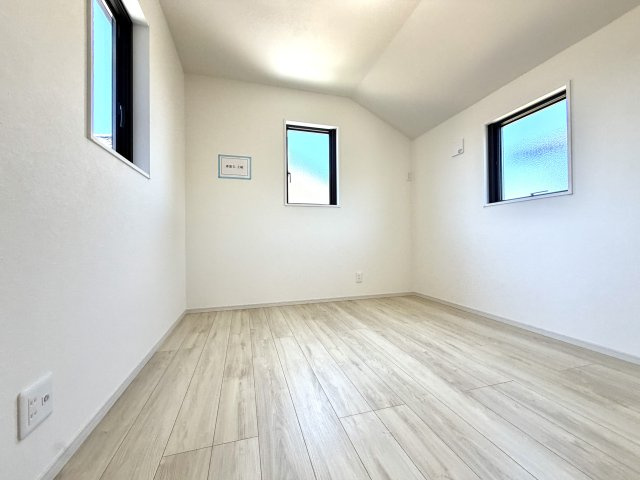 越谷市赤山町２期１号棟FIT-A新築戸建の洋室|天井が高く開放感あふれる洋室スペース。実際の面積以上の広がりを感じられる気持ちの良いお部屋です。