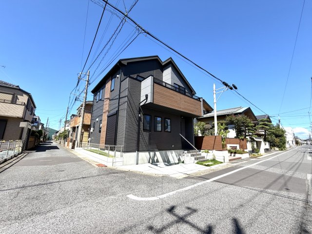 越谷市赤山町２期１号棟FIT-A新築戸建の外観|青空に映えるすっきりとした外観。落ち着いた街並みに調和するデザインです。