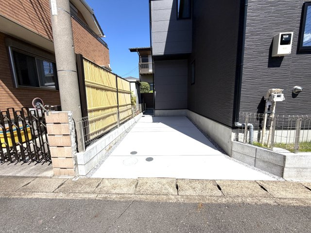 越谷市赤山町２期１号棟FIT-A新築戸建の駐車場|舗装が綺麗に整えられた清潔感のある駐車エリア。水はけも良く、足元を汚さずに乗車できます。