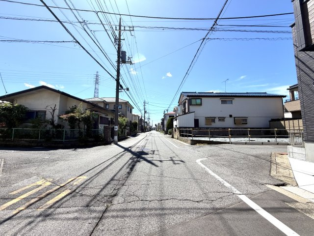 越谷市赤山町２期１号棟FIT-A新築戸建の前面道路含む現地写真|前面・側面の２方向から心地よい光が注ぎ込む好立地。日日々の暮らしに豊かさと開放感をもたらします。