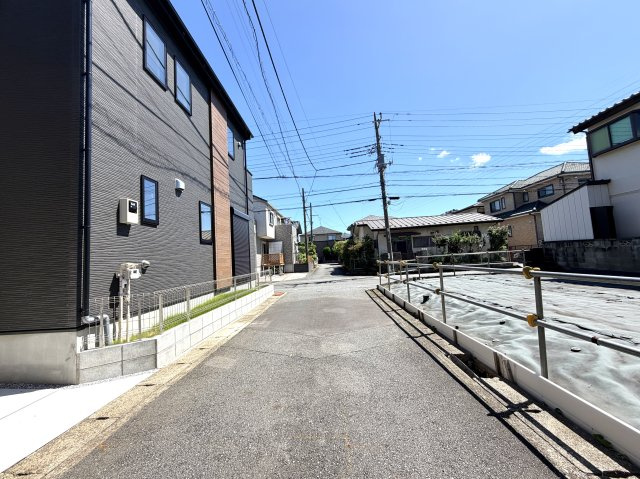 越谷市赤山町２期１号棟FIT-A新築戸建の前面道路含む現地写真|２つの道路に開かれた風通しの良い住環境。視線が通り抜けやすく、防犯意識の高さにもつながる配置です。
