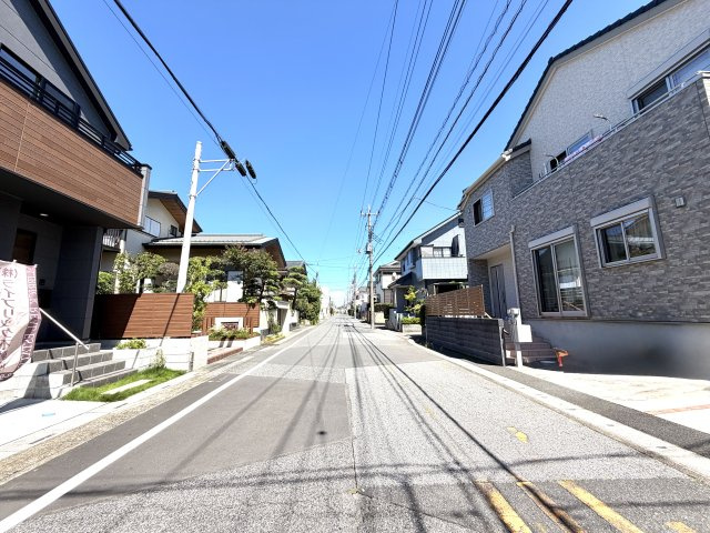 越谷市赤山町２期１号棟FIT-A新築戸建の前面道路含む現地写真|角地ならではの圧倒的な開放感と採光性が魅力。隣家との密着感が少なく、プライバシーも確保しやすいです。