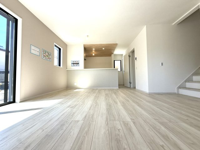 越谷市赤山町２期１号棟FIT-A新築戸建の居間・リビング|開放感あふれる心地よいリビング空間。家族との会話が自然と弾む温かみのあるお部屋です。