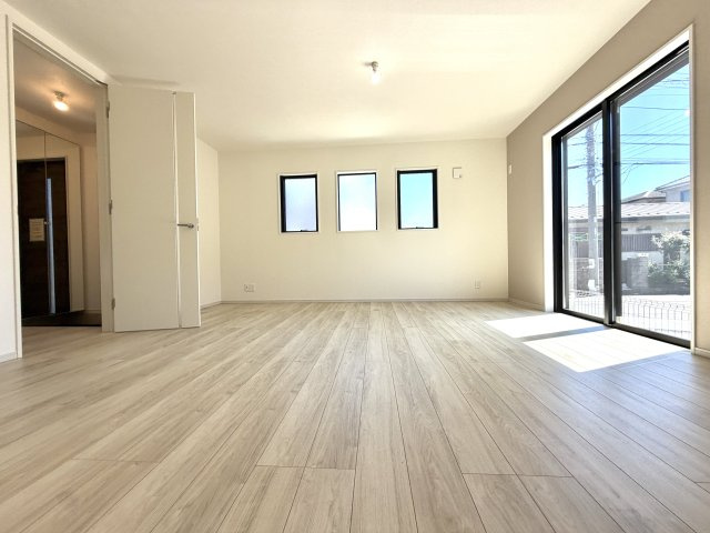 越谷市赤山町２期１号棟FIT-A新築戸建の居間・リビング|通気性が良く爽やかな風が通り抜けるリビング。一年中快適で健康的な暮らしをサポートします。