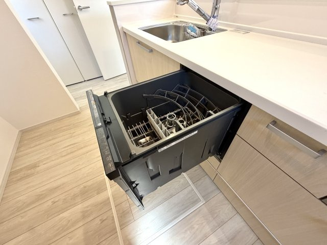 越谷市赤山町２期１号棟FIT-A新築戸建のキッチン|手洗いにかかる手間を省ける便利な食器洗い乾燥機付き。食後の片付けもスムーズで時短になります。