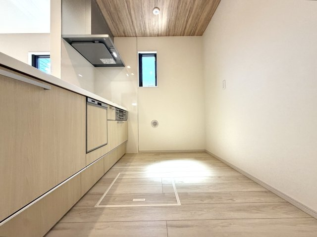 越谷市赤山町２期１号棟FIT-A新築戸建のキッチン|ゴミ箱やキッチンワゴンを置いてもゆとりがある幅広スペース。毎日の調理がとてもスムーズです。