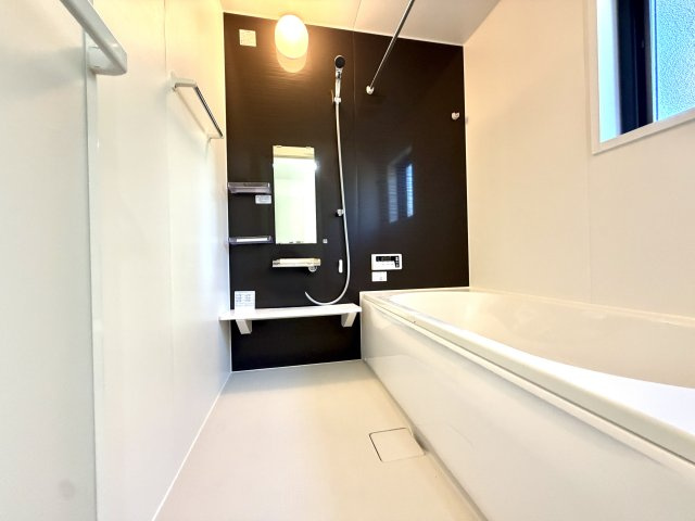 越谷市赤山町２期１号棟FIT-A新築戸建の浴室|追い焚き機能付きで時間が経っても温かいお湯をキープ。家族の入浴時間がズレても快適に入浴できます。