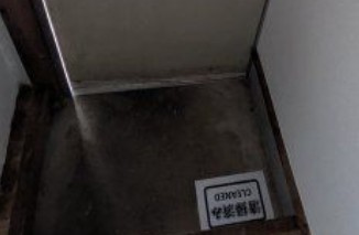川崎市宮前区神木本町２丁目のアパートの玄関