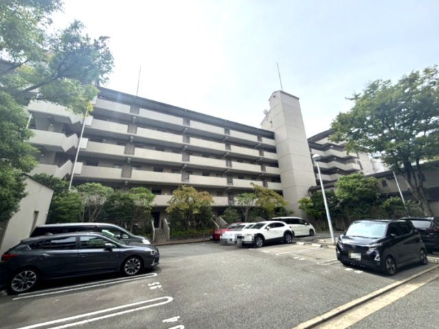 苦楽園ヒルズ三号棟の駐車場