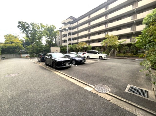 苦楽園ヒルズ三号棟の駐車場