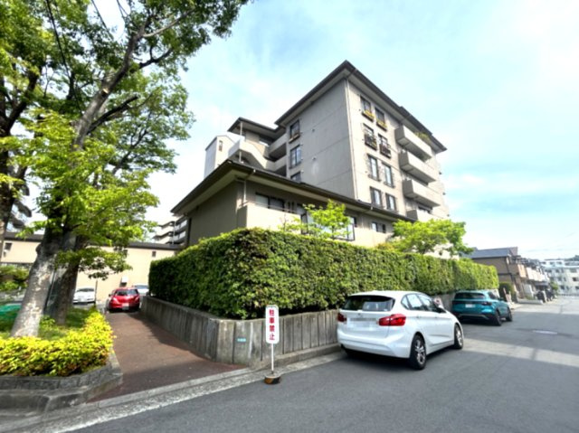 苦楽園ヒルズ三号棟の外観