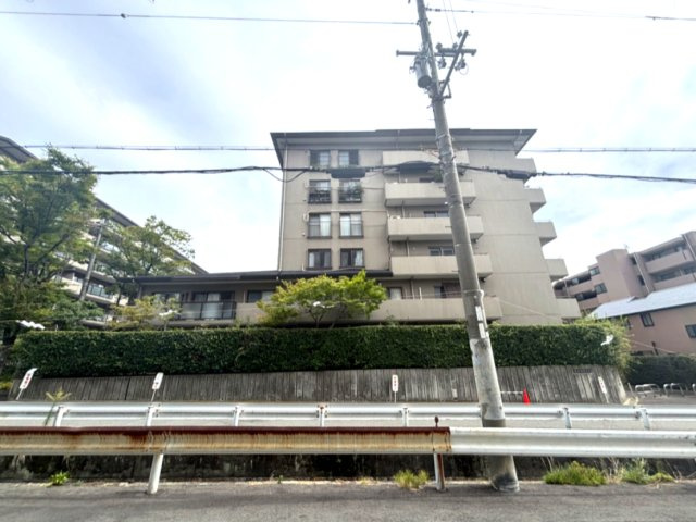 苦楽園ヒルズ三号棟の外観
