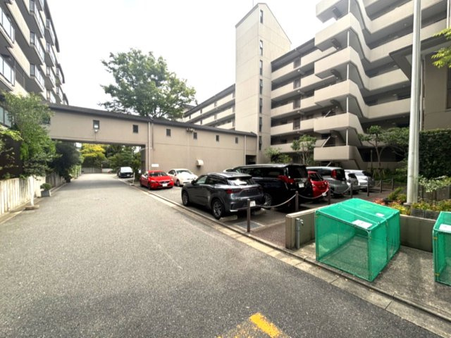 苦楽園ヒルズ三号棟の駐車場