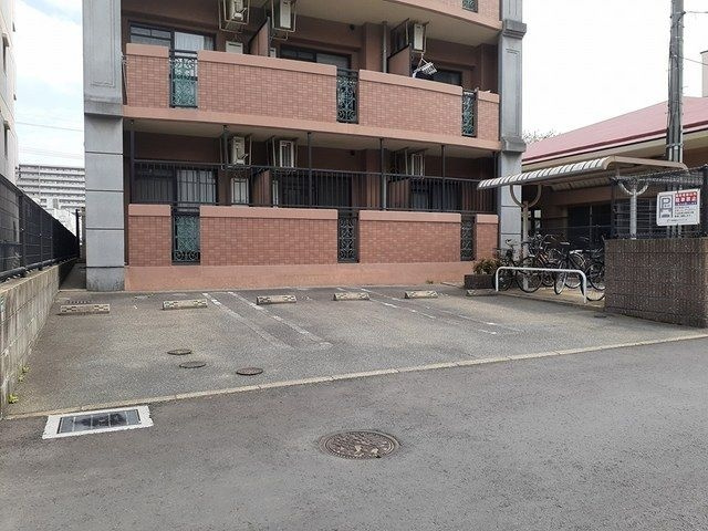スヴニールⅢの駐車場