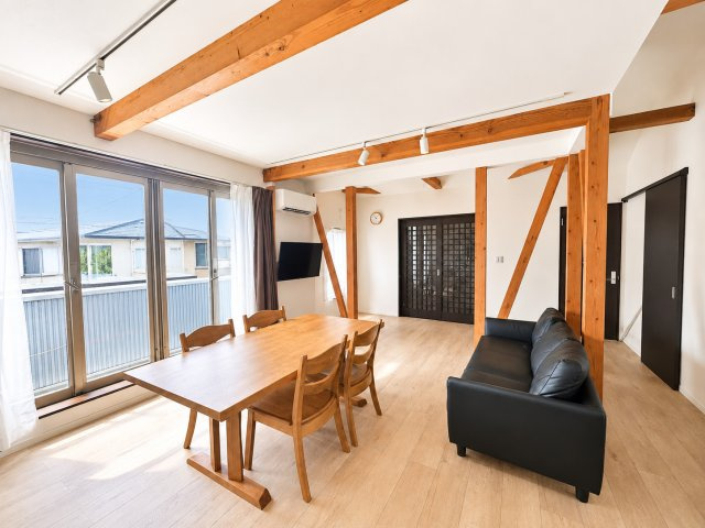 江戸川区北葛西1丁目売戸建の居間・リビング|美しい木の梁が空間を彩り、温もりと開放感を演出するLDK。※画像は私物消去CGを施しています。