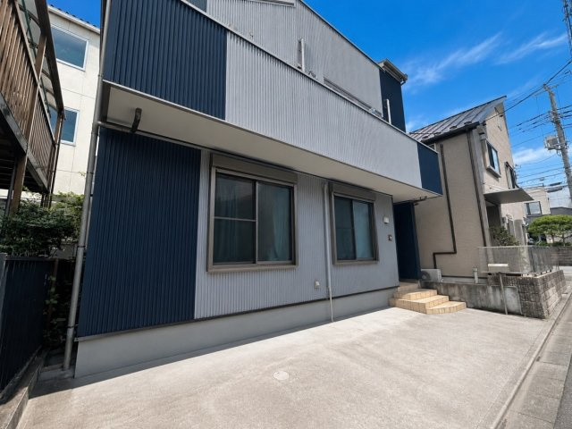 江戸川区北葛西1丁目売戸建の外観|南西道路に面した明るく開放的な立地。陽光を取り込みやすく、心地よい住空間を叶えます。
