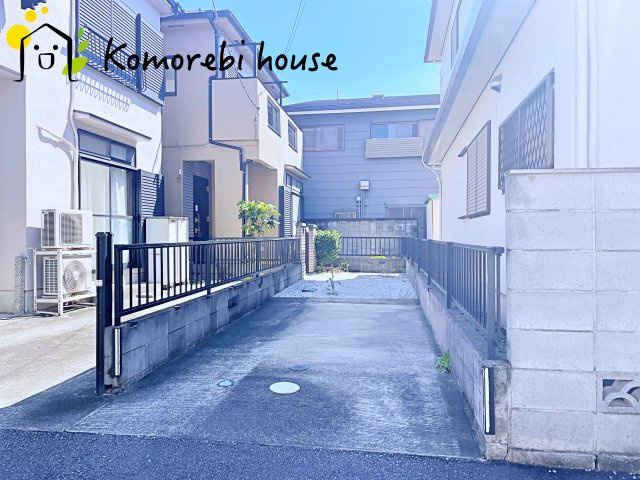 桶川市西2丁目　中古戸建ての駐車場|カースペースがあります
