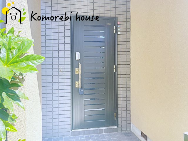 桶川市西2丁目　中古戸建ての玄関|明るい玄関です