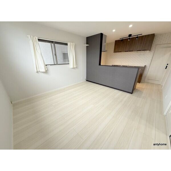 小田町戸建賃貸の居間・リビング