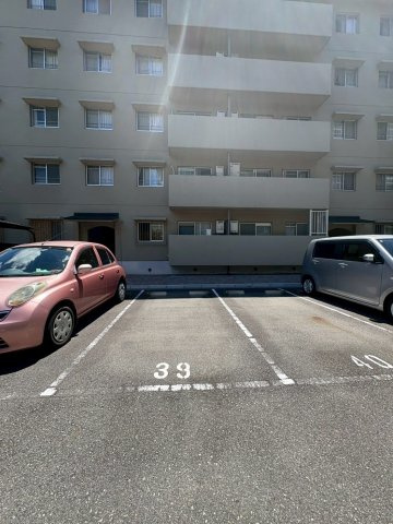 メゾン千里丘B棟の駐車場