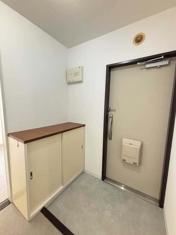 メゾン千里丘B棟の玄関
