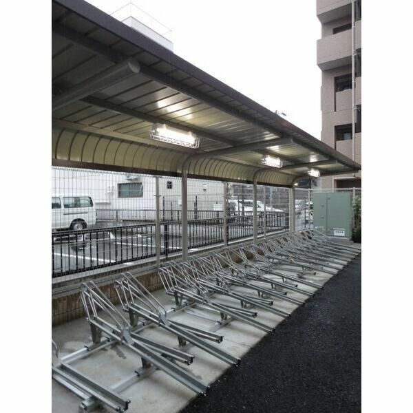 HOUSE PLUS ONEの駐車場