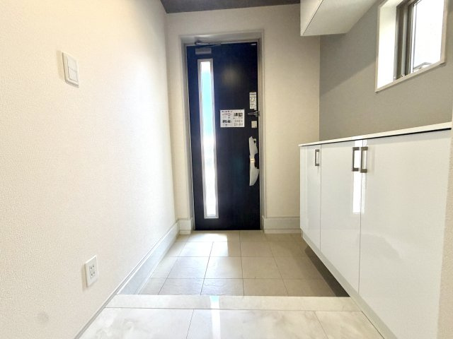 越谷市七左町２期１号棟リーブルガーデン新築戸建の玄関|木目調の扉がやさしい雰囲気を演出。毎日の「行ってきます」と「ただいま」を気持ちよく迎えます。