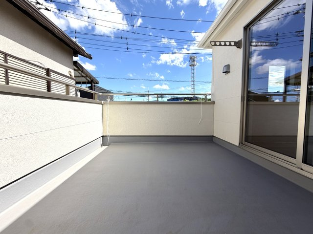 越谷市七左町２期１号棟リーブルガーデン新築戸建のバルコニー|陽当たり抜群のバルコニー。朝から心地よい太陽の光がたっぷりと注ぎ込みます。