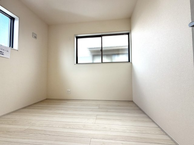 越谷市七左町２期１号棟リーブルガーデン新築戸建の洋室|木目の温もりが感じられるフローリング仕様。素足でも心地よく過ごせる快適な居室空間です。