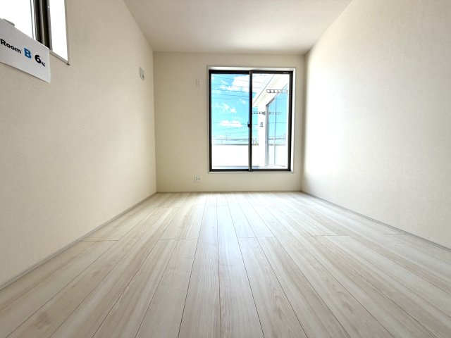 越谷市七左町２期１号棟リーブルガーデン新築戸建の洋室|天井が高く開放感あふれる洋室スペース。実際の面積以上の広がりを感じられる気持ちの良いお部屋です。