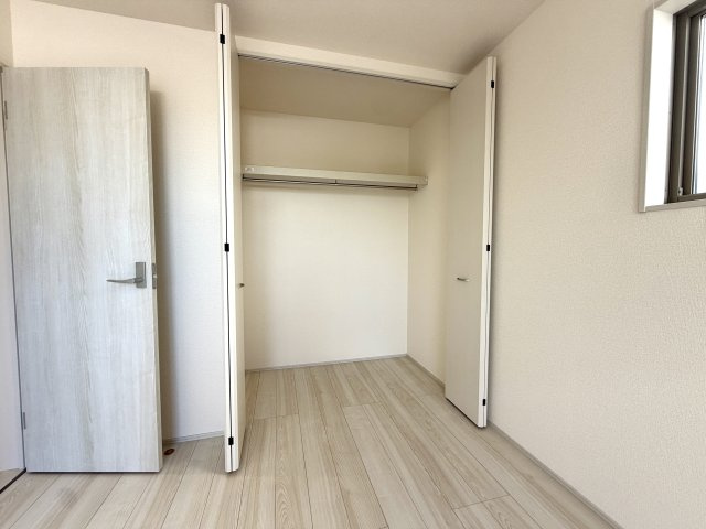 越谷市七左町２期１号棟リーブルガーデン新築戸建の収納|ロングコートや丈の長いワンピースもシワにならず綺麗に掛けられる、高さにゆとりがある収納です。