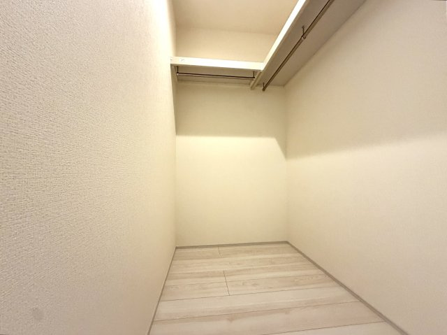 越谷市七左町２期１号棟リーブルガーデン新築戸建の収納|ハンガーラックや棚が充実したウォークインクローゼット。衣類や小物を一目で見渡して整理できます。
