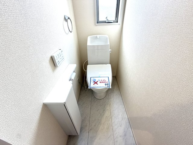 越谷市七左町２期１号棟リーブルガーデン新築戸建のトイレ|2つ目のトイレがあることで来客時もご家族が気兼ねなく利用可能。お互いのプライバシーを守れます。