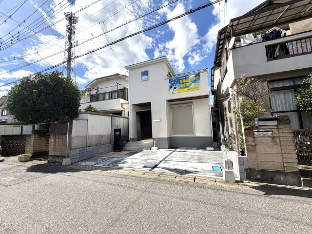 越谷市七左町２期１号棟リーブルガーデン新築戸建の外観|白を基調とした明るく爽やかな外観デザイン。日の光を受けて建物全体がパッと明るく引き立ちます。