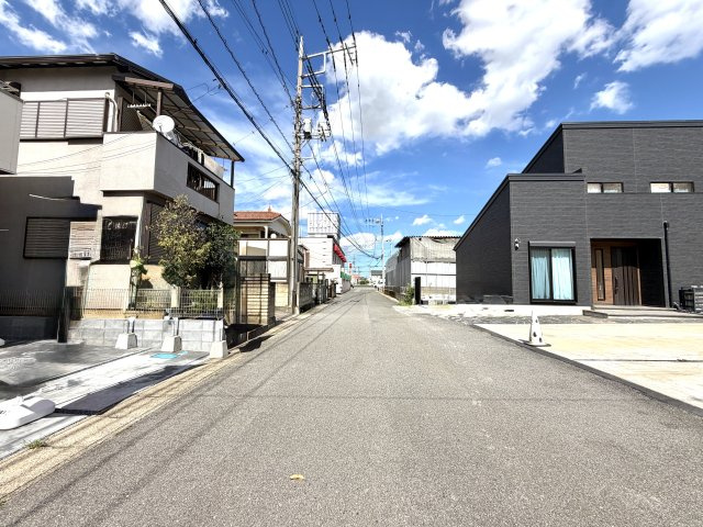 越谷市七左町２期１号棟リーブルガーデン新築戸建の前面道路含む現地写真|前面道路は主に近隣住民が利用するため交通量が抑えめ。静かな生活環境と車通りの少なさが大きな魅力です。