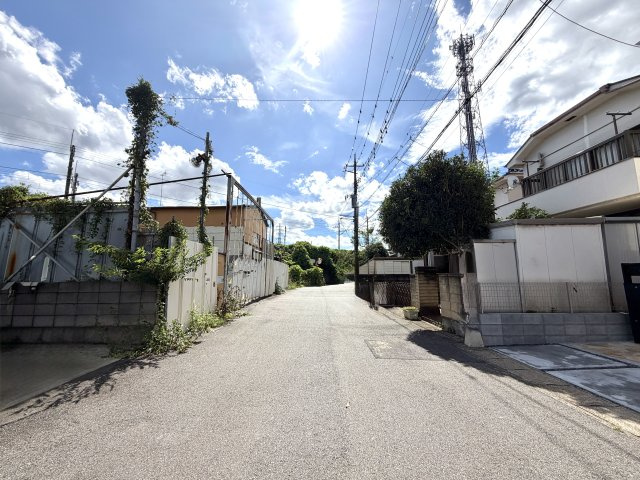 越谷市七左町２期１号棟リーブルガーデン新築戸建の前面道路含む現地写真|見通しの良いすっきりとした前面道路。歩道や側溝もきれいに整備されており、毎日の往来が快適です。