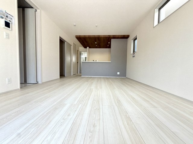 越谷市七左町２期１号棟リーブルガーデン新築戸建の居間・リビング|木のぬくもりが感じられる温かみのあるリビング。家族全員がのびのびと過ごせる広さを確保しています。