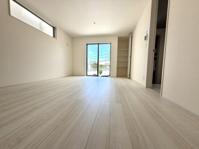 越谷市七左町２期１号棟リーブルガーデン新築戸建の居間・リビング|開放感あふれる心地よいリビング空間。家族との会話が自然と弾む温かみのあるお部屋です。