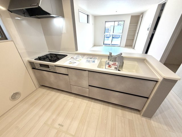 越谷市七左町２期１号棟リーブルガーデン新築戸建のキッチン|デザイン性と使い勝手を追求したシステムキッチン。毎日の家事を軽やかにサポートしてくれます。