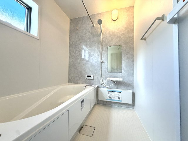 越谷市七左町２期１号棟リーブルガーデン新築戸建の浴室|窓付きで自然換気が行いやすい爽やかな浴室空間。湿気をサッと逃がしてカビ対策もバッチリです。